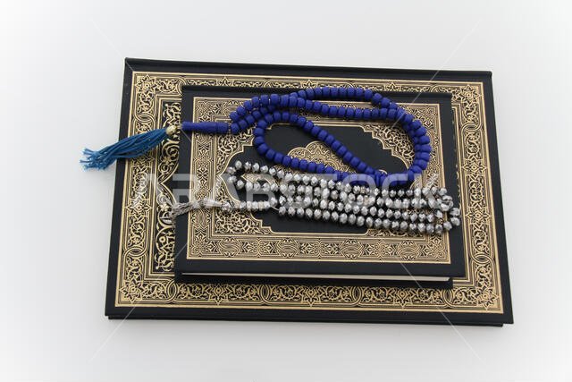 الكتاب الإسلامي المقدس القرآن والمسبحة