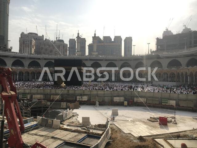 مكة المكرمة، المملكة العربية السعودية، مارس 2018 - تجمع الحجاج المسلمون من جميع أنحاء العالم لأداء العمرة في المسجد الحرام بمكة المكرمة، المملكة العربية السعودية؛