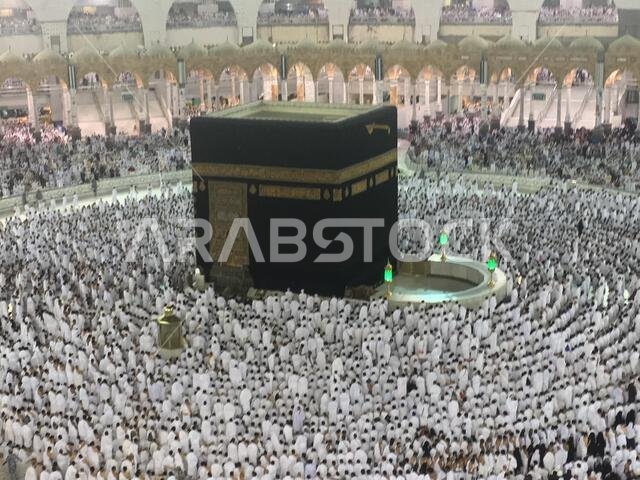 مكة المكرمة، المملكة العربية السعودية، مارس 2018 - تجمع الحجاج المسلمون من جميع أنحاء العالم لأداء العمرة في المسجد الحرام بمكة المكرمة، المملكة العربية السعودية؛
