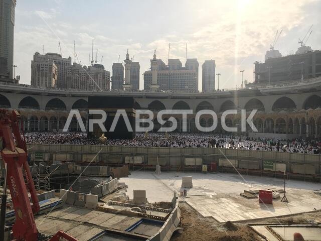مكة المكرمة، المملكة العربية السعودية، مارس 2018 - تجمع الحجاج المسلمون من جميع أنحاء العالم لأداء العمرة في المسجد الحرام بمكة المكرمة، المملكة العربية السعودية؛