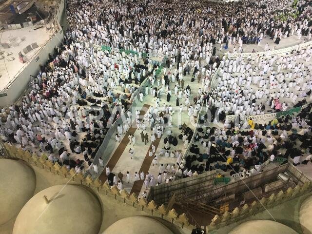 مكة المكرمة، المملكة العربية السعودية، مارس 2018 - تجمع الحجاج المسلمون من جميع أنحاء العالم لأداء العمرة في المسجد الحرام بمكة المكرمة، المملكة العربية السعودية؛