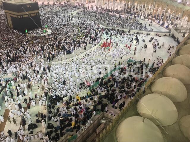 مكة المكرمة، المملكة العربية السعودية، مارس 2018 - تجمع الحجاج المسلمون من جميع أنحاء العالم لأداء العمرة في المسجد الحرام بمكة المكرمة، المملكة العربية السعودية؛