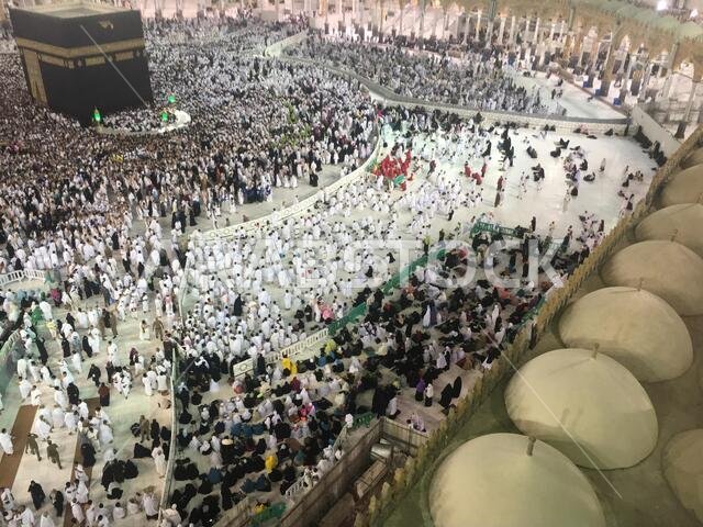 مكة المكرمة، المملكة العربية السعودية، مارس 2018 - تجمع الحجاج المسلمون من جميع أنحاء العالم لأداء العمرة في المسجد الحرام بمكة المكرمة، المملكة العربية السعودية؛