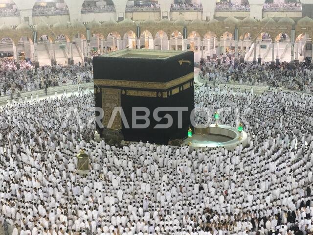 مكة المكرمة، المملكة العربية السعودية، مارس 2018 - تجمع الحجاج المسلمون من جميع أنحاء العالم لأداء العمرة في المسجد الحرام بمكة المكرمة، المملكة العربية السعودية؛