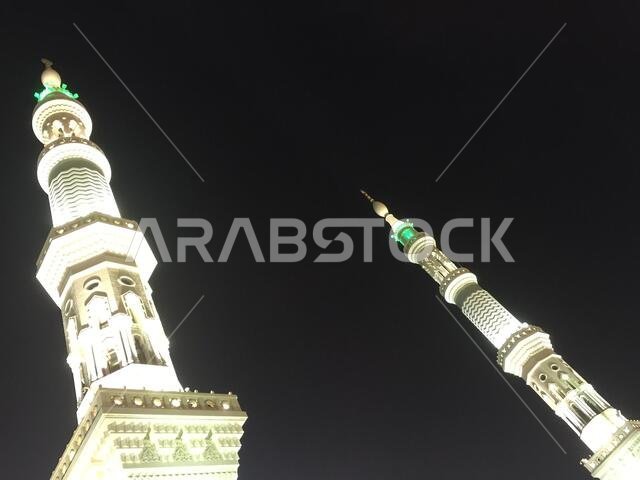 صورة للمسجد النبوي في المدينة المنورة، المملكة العربية السعودية، سبتمبر 2016، مع حجاج من جميع أنحاء العالم في المسجد النبوي.