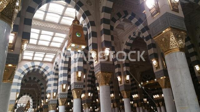 صورة للمسجد النبوي في المدينة المنورة، المملكة العربية السعودية، سبتمبر 2016، مع حجاج من جميع أنحاء العالم في المسجد النبوي.