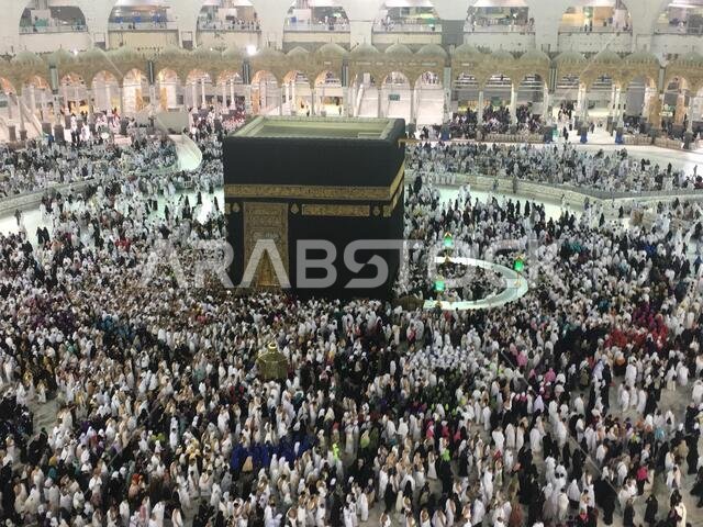 مكة المكرمة، المملكة العربية السعودية، مارس 2018 - تجمع الحجاج المسلمون من جميع أنحاء العالم لأداء العمرة في المسجد الحرام بمكة المكرمة، المملكة العربية السعودية؛