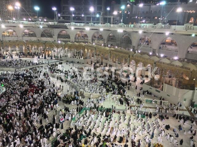 مكة المكرمة، المملكة العربية السعودية، مارس 2018 - تجمع الحجاج المسلمون من جميع أنحاء العالم لأداء العمرة في المسجد الحرام بمكة المكرمة، المملكة العربية السعودية؛