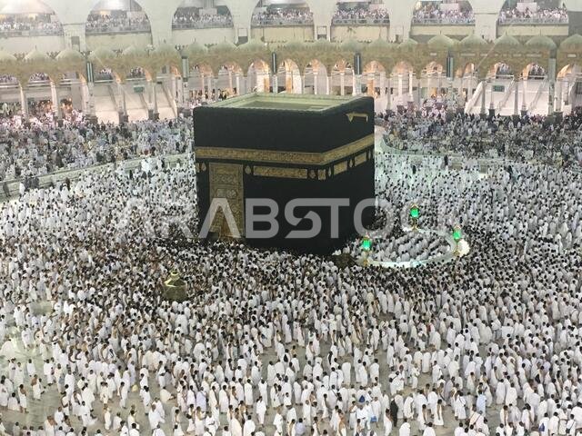 مكة المكرمة، المملكة العربية السعودية، مارس 2018 - تجمع الحجاج المسلمون من جميع أنحاء العالم لأداء العمرة في المسجد الحرام بمكة المكرمة، المملكة العربية السعودية؛