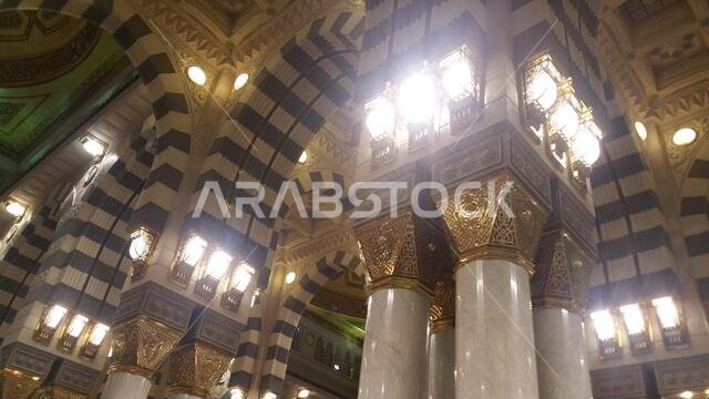 صورة للمسجد النبوي في المدينة المنورة، المملكة العربية السعودية، سبتمبر 2016، مع حجاج من جميع أنحاء العالم في المسجد النبوي.