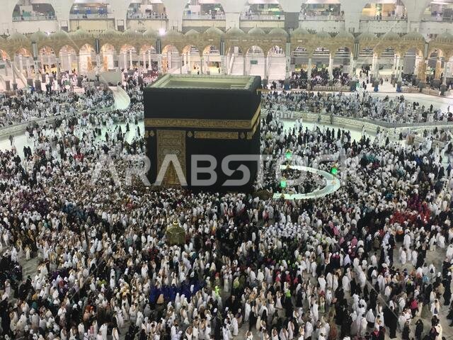 مكة المكرمة، المملكة العربية السعودية، مارس 2018 - تجمع الحجاج المسلمون من جميع أنحاء العالم لأداء العمرة في المسجد الحرام بمكة المكرمة، المملكة العربية السعودية؛