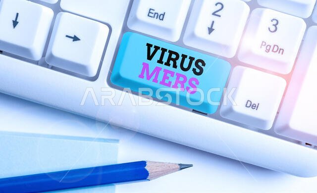 نص مكتوب عليه كلمة فيروس ميرس. صورة تجارية تُظهر مرضًا تنفسيًا فيروسيًا تم الإبلاغ عنه لأول مرة في المملكة العربية السعودية. لوحة مفاتيح كمبيوتر بيضاء مع علامة فارغة.