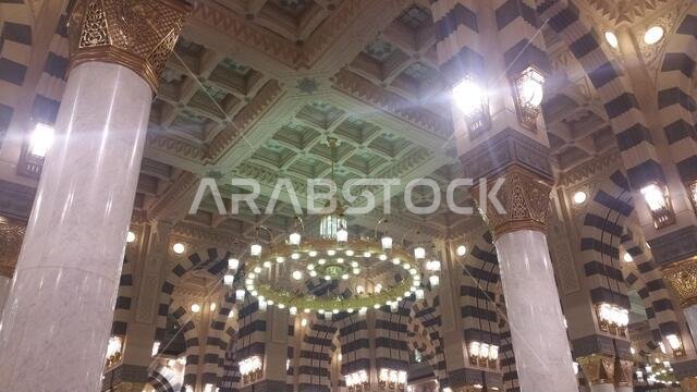 صورة للمسجد النبوي في المدينة المنورة، المملكة العربية السعودية، سبتمبر 2016، مع حجاج من جميع أنحاء العالم في المسجد النبوي.