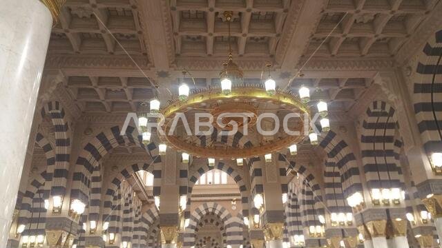 صورة للمسجد النبوي في المدينة المنورة، المملكة العربية السعودية، سبتمبر 2016، مع حجاج من جميع أنحاء العالم في المسجد النبوي.