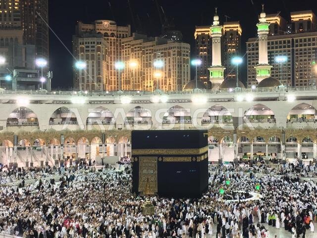 مكة المكرمة، المملكة العربية السعودية، مارس 2018 - تجمع الحجاج المسلمون من جميع أنحاء العالم لأداء العمرة في المسجد الحرام بمكة المكرمة، المملكة العربية السعودية؛