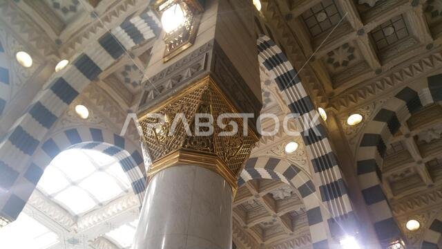 صورة للمسجد النبوي في المدينة المنورة، المملكة العربية السعودية، سبتمبر 2016، مع حجاج من جميع أنحاء العالم في المسجد النبوي.