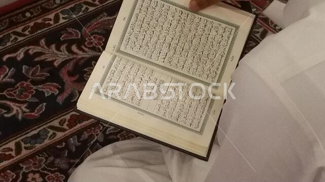 صورة للمسجد النبوي في المدينة المنورة، المملكة العربية السعودية، سبتمبر 2016، مع حجاج من جميع أنحاء العالم في المسجد النبوي.