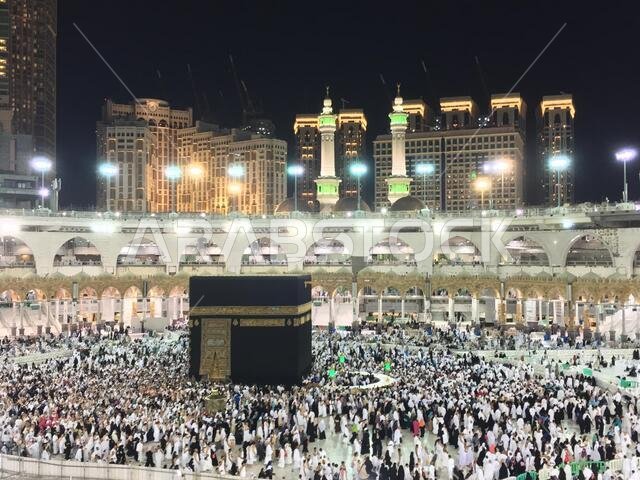 مكة المكرمة، المملكة العربية السعودية، مارس 2018 - تجمع الحجاج المسلمون من جميع أنحاء العالم لأداء العمرة في المسجد الحرام بمكة المكرمة، المملكة العربية السعودية؛