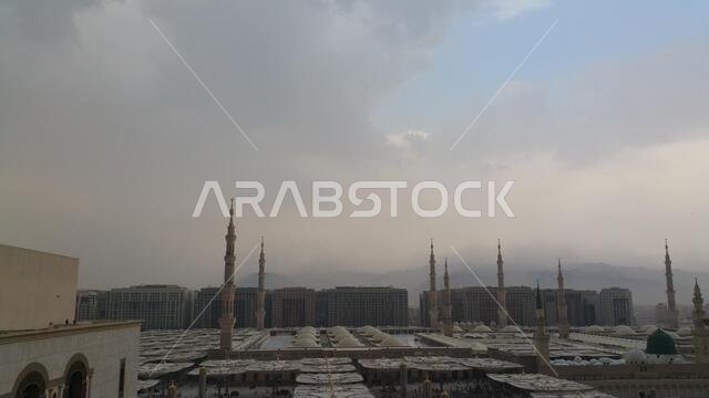 صورة للمسجد النبوي في المدينة المنورة، المملكة العربية السعودية، سبتمبر 2016، مع حجاج من جميع أنحاء العالم في المسجد النبوي.