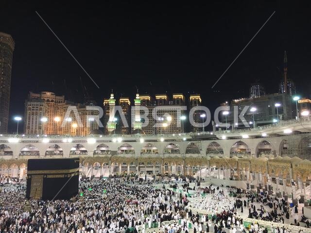 مكة المكرمة، المملكة العربية السعودية، مارس 2018 - تجمع الحجاج المسلمون من جميع أنحاء العالم لأداء العمرة في المسجد الحرام بمكة المكرمة، المملكة العربية السعودية؛