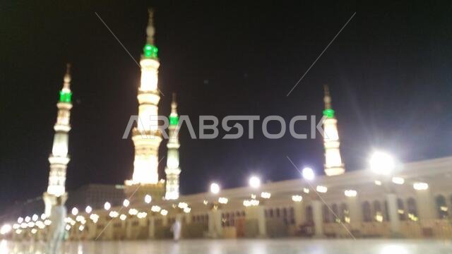 صورة للمسجد النبوي في المدينة المنورة، المملكة العربية السعودية، سبتمبر 2016، مع حجاج من جميع أنحاء العالم في المسجد النبوي.