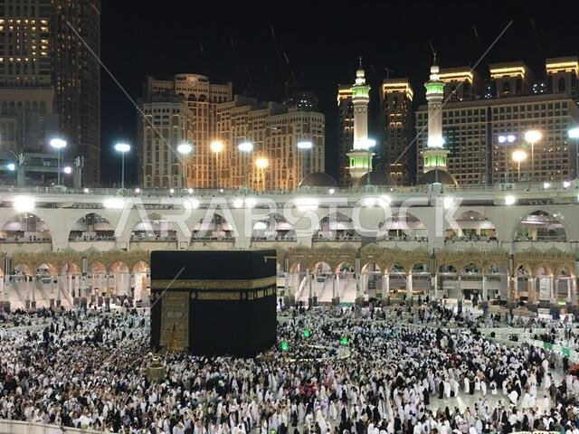 مكة المكرمة، المملكة العربية السعودية، مارس 2018 - تجمع الحجاج المسلمون من جميع أنحاء العالم لأداء العمرة في المسجد الحرام بمكة المكرمة، المملكة العربية السعودية؛