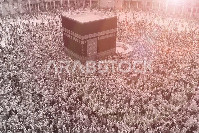 مكة المكرمة، المملكة العربية السعودية، يونيو 2013 - تجمع الحجاج المسلمون من جميع أنحاء العالم لأداء العمرة أو الحج في المسجد الحرام بمكة المكرمة، المملكة العربية السعودية.