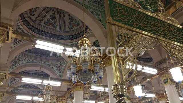 صورة للمسجد النبوي في المدينة المنورة، المملكة العربية السعودية، سبتمبر 2016، مع حجاج من جميع أنحاء العالم في المسجد النبوي.