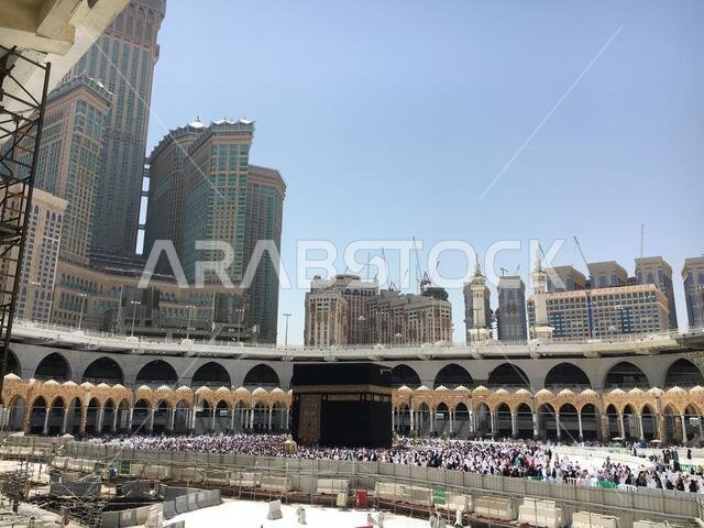 مكة المكرمة، المملكة العربية السعودية، مارس 2018 - تجمع الحجاج المسلمون من جميع أنحاء العالم لأداء العمرة في المسجد الحرام بمكة المكرمة، المملكة العربية السعودية؛