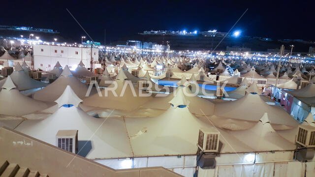 مكة المكرمة، المملكة العربية السعودية، سبتمبر 2016، مسلمون على جبل عرفات (أو جبل الرحمة) في المملكة العربية السعودية. هذا هو المكان الذي التقى فيه آدم وحواء بعد أن...