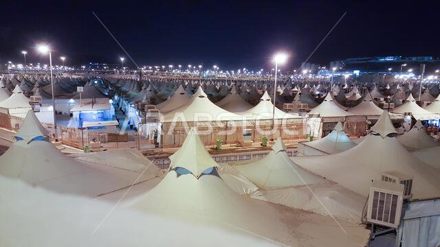 مكة المكرمة، المملكة العربية السعودية، سبتمبر 2016، مسلمون على جبل عرفات (أو جبل الرحمة) في المملكة العربية السعودية. هذا هو المكان الذي التقى فيه آدم وحواء بعد أن...