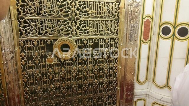 صورة للمسجد النبوي في المدينة المنورة، المملكة العربية السعودية، سبتمبر 2016، مع حجاج من جميع أنحاء العالم في المسجد النبوي.