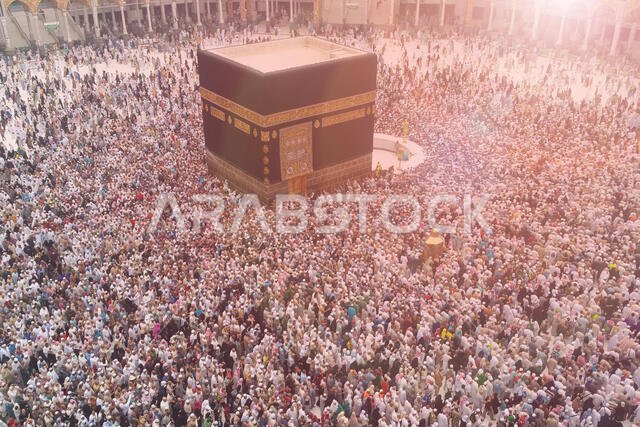 مكة المكرمة، المملكة العربية السعودية، يونيو 2013 - تجمع الحجاج المسلمون من جميع أنحاء العالم لأداء العمرة أو الحج في المسجد الحرام بمكة المكرمة، المملكة العربية السعودية.