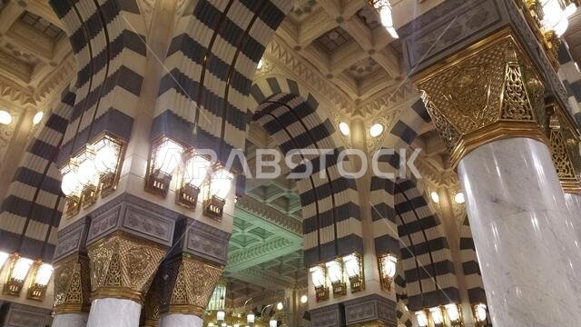 صورة للمسجد النبوي في المدينة المنورة، المملكة العربية السعودية، سبتمبر 2016، مع حجاج من جميع أنحاء العالم في المسجد النبوي.
