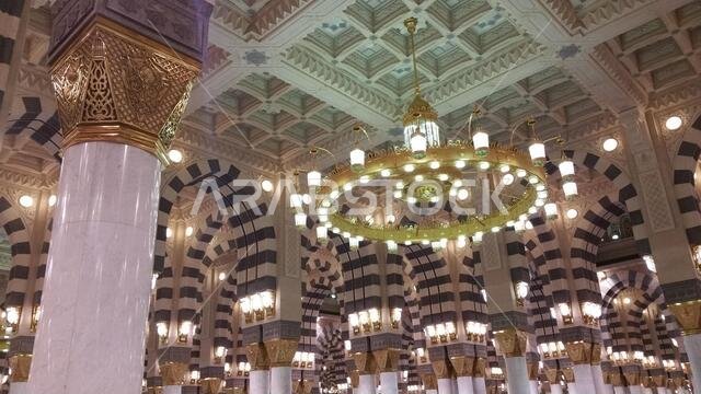صورة للمسجد النبوي في المدينة المنورة، المملكة العربية السعودية، سبتمبر 2016، مع حجاج من جميع أنحاء العالم في المسجد النبوي.