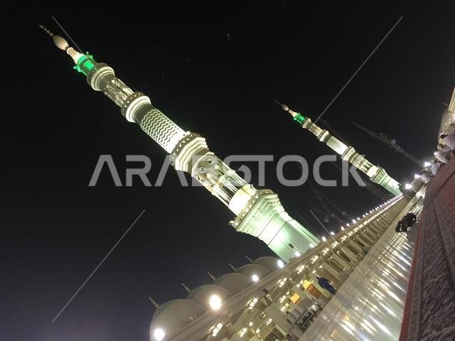 صورة للمسجد النبوي في المدينة المنورة، المملكة العربية السعودية، سبتمبر 2016، مع حجاج من جميع أنحاء العالم في المسجد النبوي.