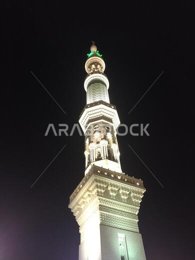 صورة للمسجد النبوي في المدينة المنورة، المملكة العربية السعودية، سبتمبر 2016، مع حجاج من جميع أنحاء العالم في المسجد النبوي.