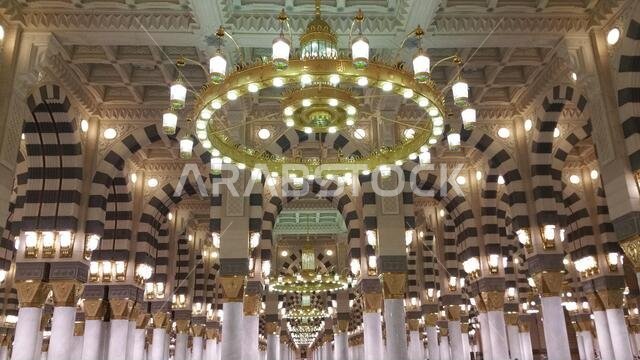 صورة للمسجد النبوي في المدينة المنورة، المملكة العربية السعودية، سبتمبر 2016، مع حجاج من جميع أنحاء العالم في المسجد النبوي.