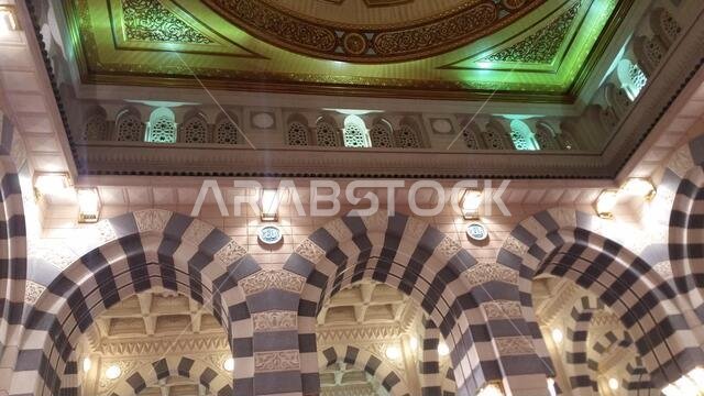 صورة للمسجد النبوي في المدينة المنورة، المملكة العربية السعودية، سبتمبر 2016، مع حجاج من جميع أنحاء العالم في المسجد النبوي.