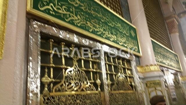صورة للمسجد النبوي في المدينة المنورة، المملكة العربية السعودية، سبتمبر 2016، مع حجاج من جميع أنحاء العالم في المسجد النبوي.
