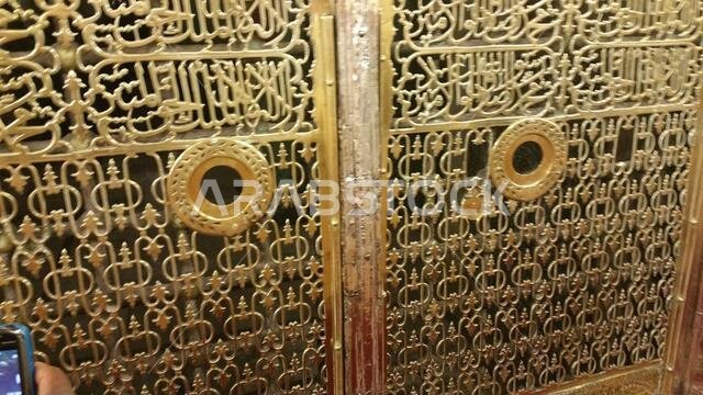 صورة للمسجد النبوي في المدينة المنورة، المملكة العربية السعودية، سبتمبر 2016، مع حجاج من جميع أنحاء العالم في المسجد النبوي.