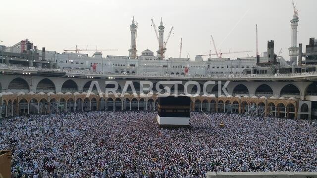 مكة المكرمة، المملكة العربية السعودية، سبتمبر 2016 - تجمع الحجاج المسلمون من جميع أنحاء العالم لأداء العمرة أو الحج في المسجد الحرام بمكة المكرمة، المملكة العربية السعودية