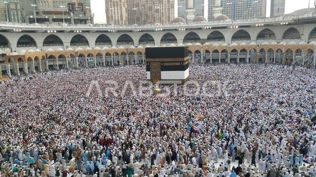مكة المكرمة، المملكة العربية السعودية، سبتمبر 2016 - تجمع الحجاج المسلمون من جميع أنحاء العالم لأداء العمرة أو الحج في المسجد الحرام بمكة المكرمة، المملكة العربية السعودية