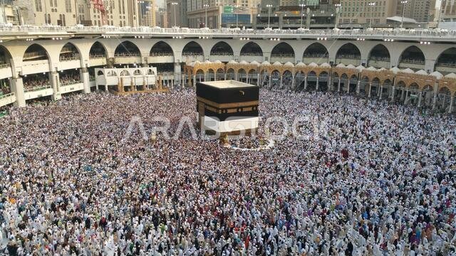 مكة المكرمة، المملكة العربية السعودية، سبتمبر 2016 - تجمع الحجاج المسلمون من جميع أنحاء العالم لأداء العمرة أو الحج في المسجد الحرام بمكة المكرمة، المملكة العربية السعودية