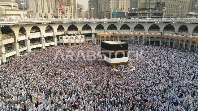 مكة المكرمة، المملكة العربية السعودية، سبتمبر 2016 - تجمع الحجاج المسلمون من جميع أنحاء العالم لأداء العمرة أو الحج في المسجد الحرام بمكة المكرمة، المملكة العربية السعودية