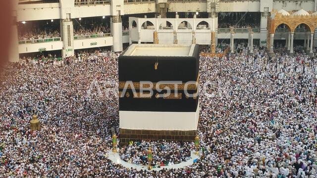 مكة المكرمة، المملكة العربية السعودية، سبتمبر 2016 - تجمع الحجاج المسلمون من جميع أنحاء العالم لأداء العمرة أو الحج في المسجد الحرام بمكة المكرمة، المملكة العربية السعودية