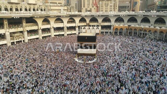 مكة المكرمة، المملكة العربية السعودية، سبتمبر 2016 - تجمع الحجاج المسلمون من جميع أنحاء العالم لأداء العمرة أو الحج في المسجد الحرام بمكة المكرمة، المملكة العربية السعودية