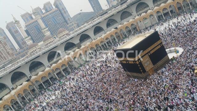 مكة المكرمة، المملكة العربية السعودية، سبتمبر 2016 - تجمع الحجاج المسلمون من جميع أنحاء العالم لأداء العمرة أو الحج في المسجد الحرام بمكة المكرمة، المملكة العربية السعودية
