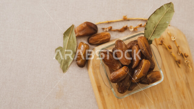 طبق من التمر الصحي ، تمر دقلة نور ، وجبة ذات قيمة غذائية عالية ، ضيافة رمضانية ، التمور الصحية واللذيذة ، طبق مليء من التمر السكري الصحي