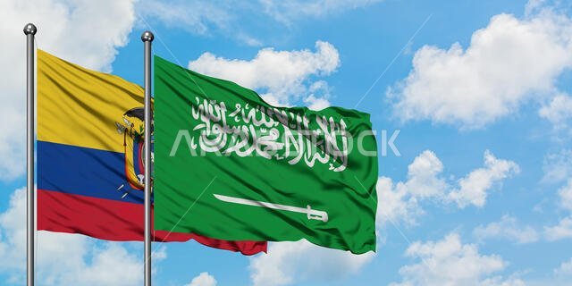 يرفرف علم الإكوادور والسعودية معاً في مهب الريح أمام سماء زرقاء صافية تتخللها غيوم بيضاء. مفهوم الدبلوماسية، العلاقات الدولية.